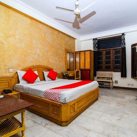 Rahul Palace By Golden Tree Near Metro Station And Ajmal Khan Market New Delhi Buitenkant foto