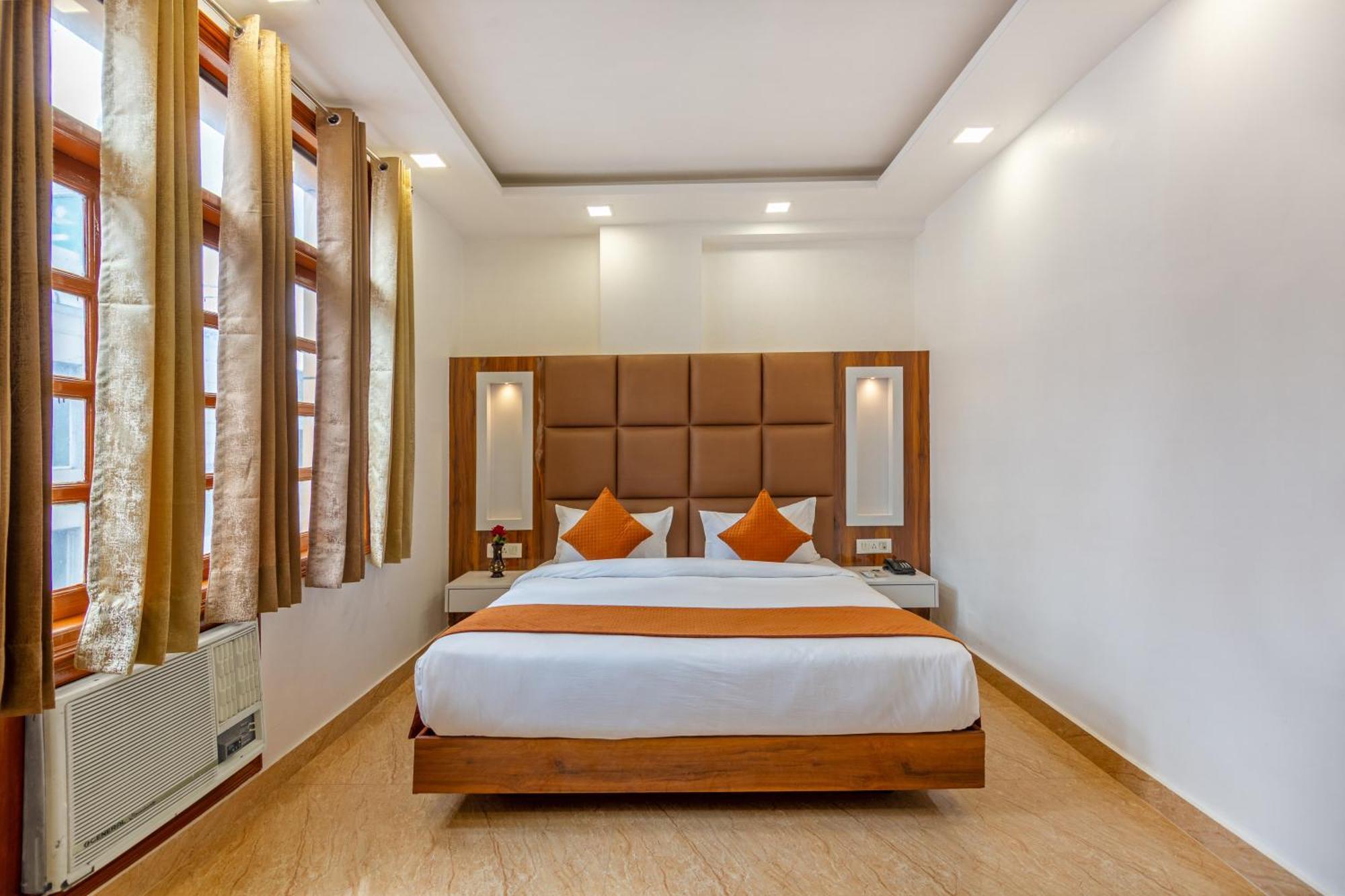 Rahul Palace By Golden Tree Near Metro Station And Ajmal Khan Market New Delhi Buitenkant foto