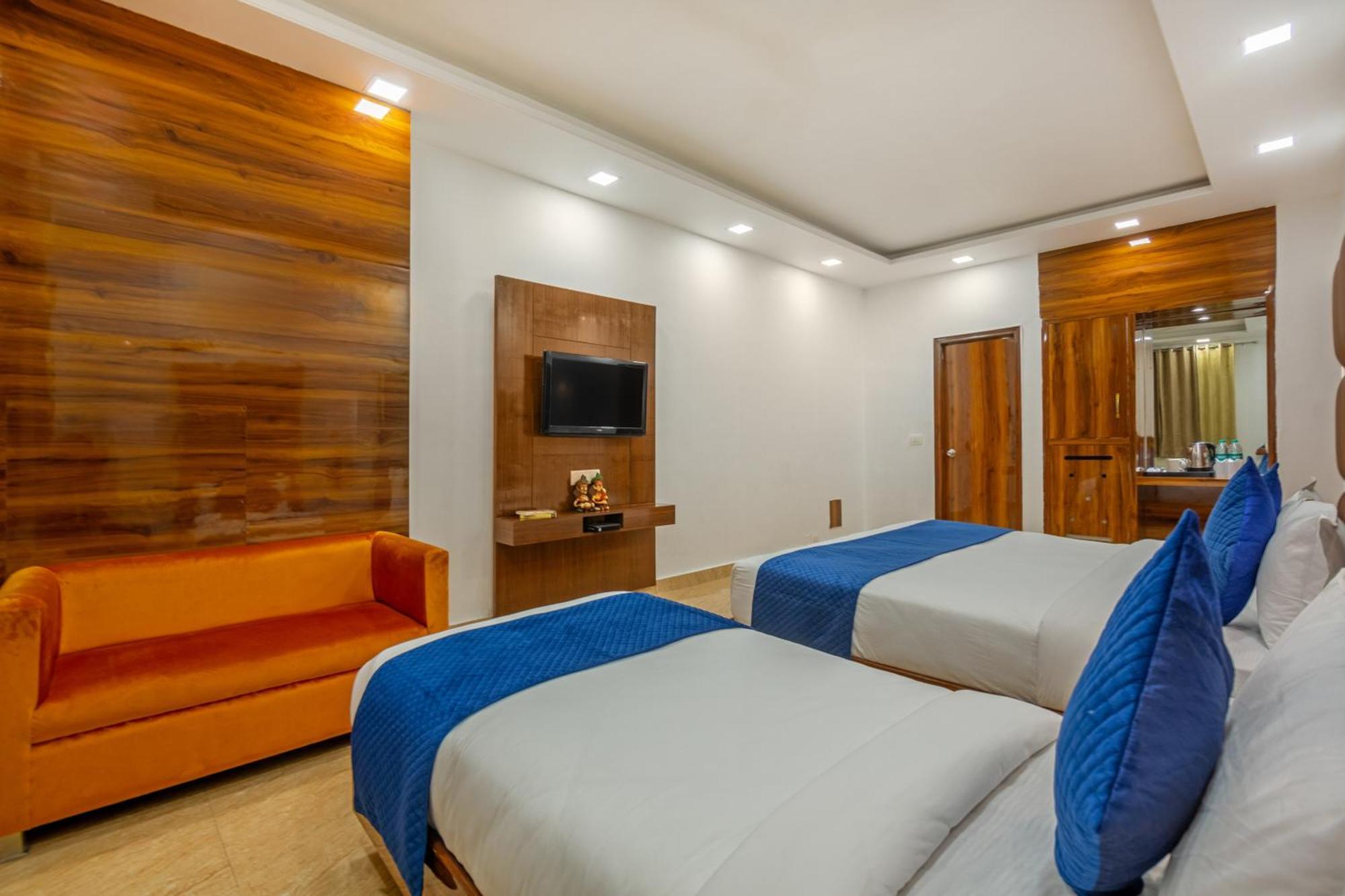 Rahul Palace By Golden Tree Near Metro Station And Ajmal Khan Market New Delhi Buitenkant foto