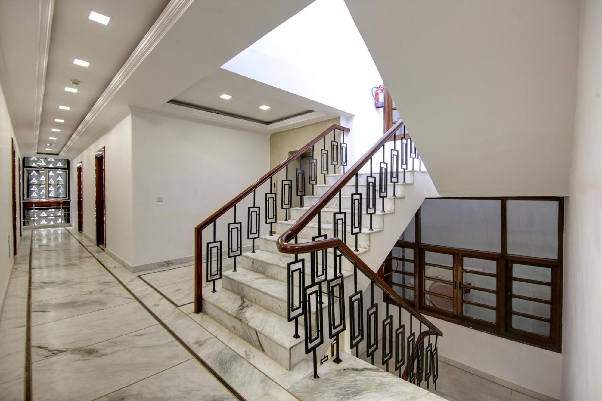 Rahul Palace By Golden Tree Near Metro Station And Ajmal Khan Market New Delhi Buitenkant foto