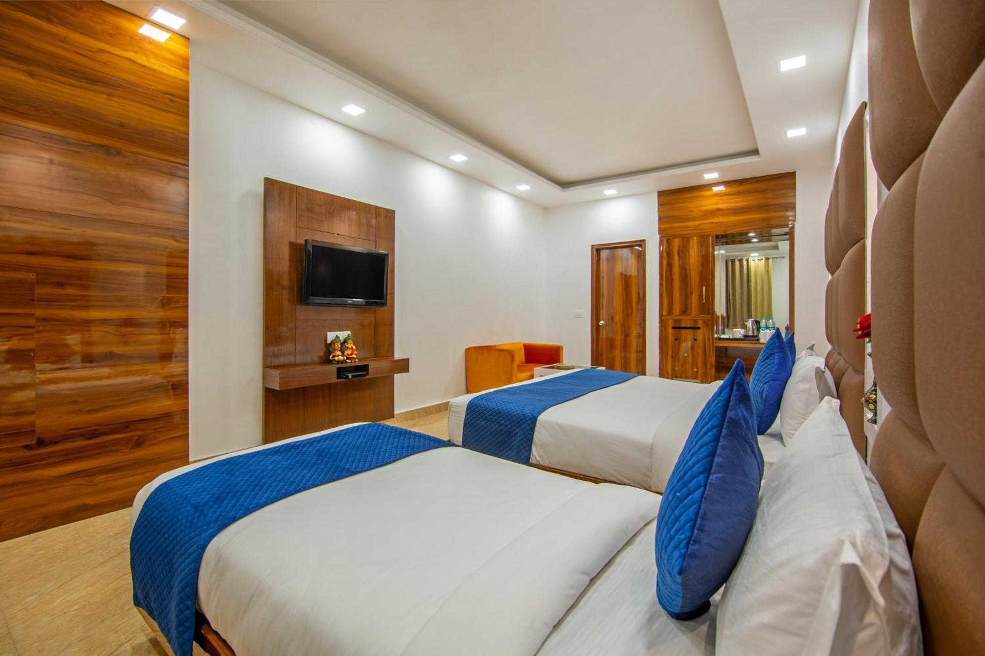 Rahul Palace By Golden Tree Near Metro Station And Ajmal Khan Market New Delhi Buitenkant foto
