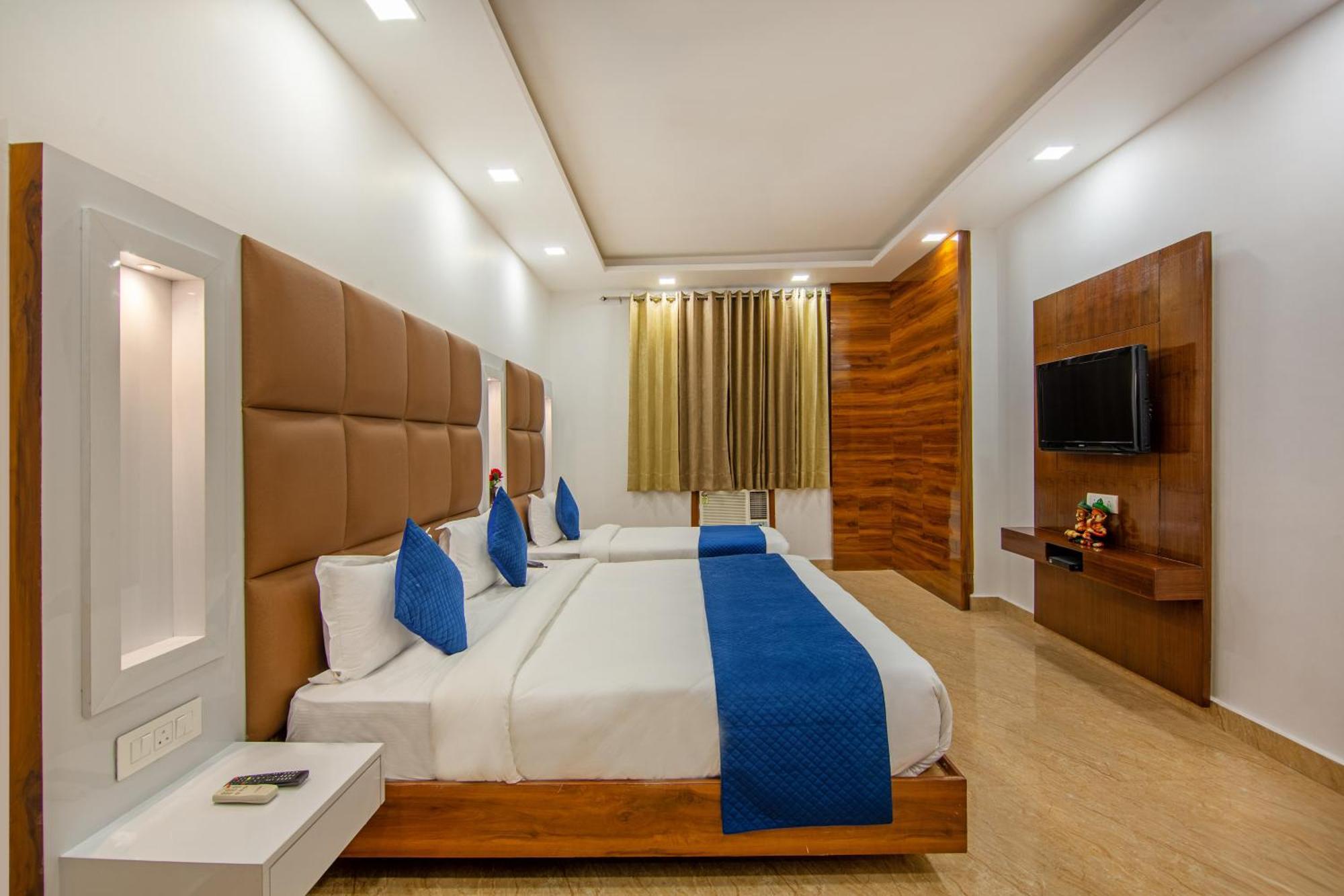 Rahul Palace By Golden Tree Near Metro Station And Ajmal Khan Market New Delhi Buitenkant foto
