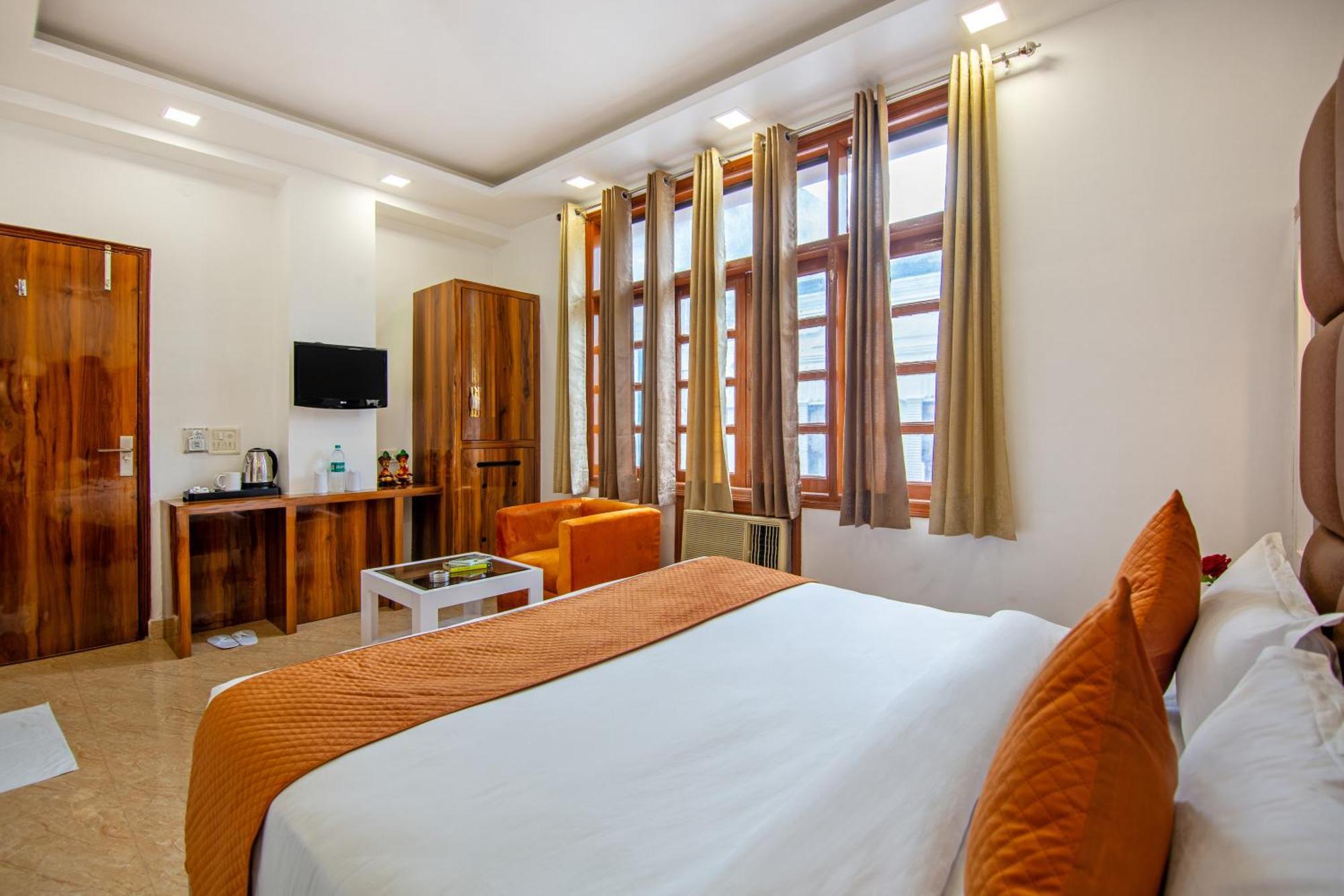 Rahul Palace By Golden Tree Near Metro Station And Ajmal Khan Market New Delhi Buitenkant foto