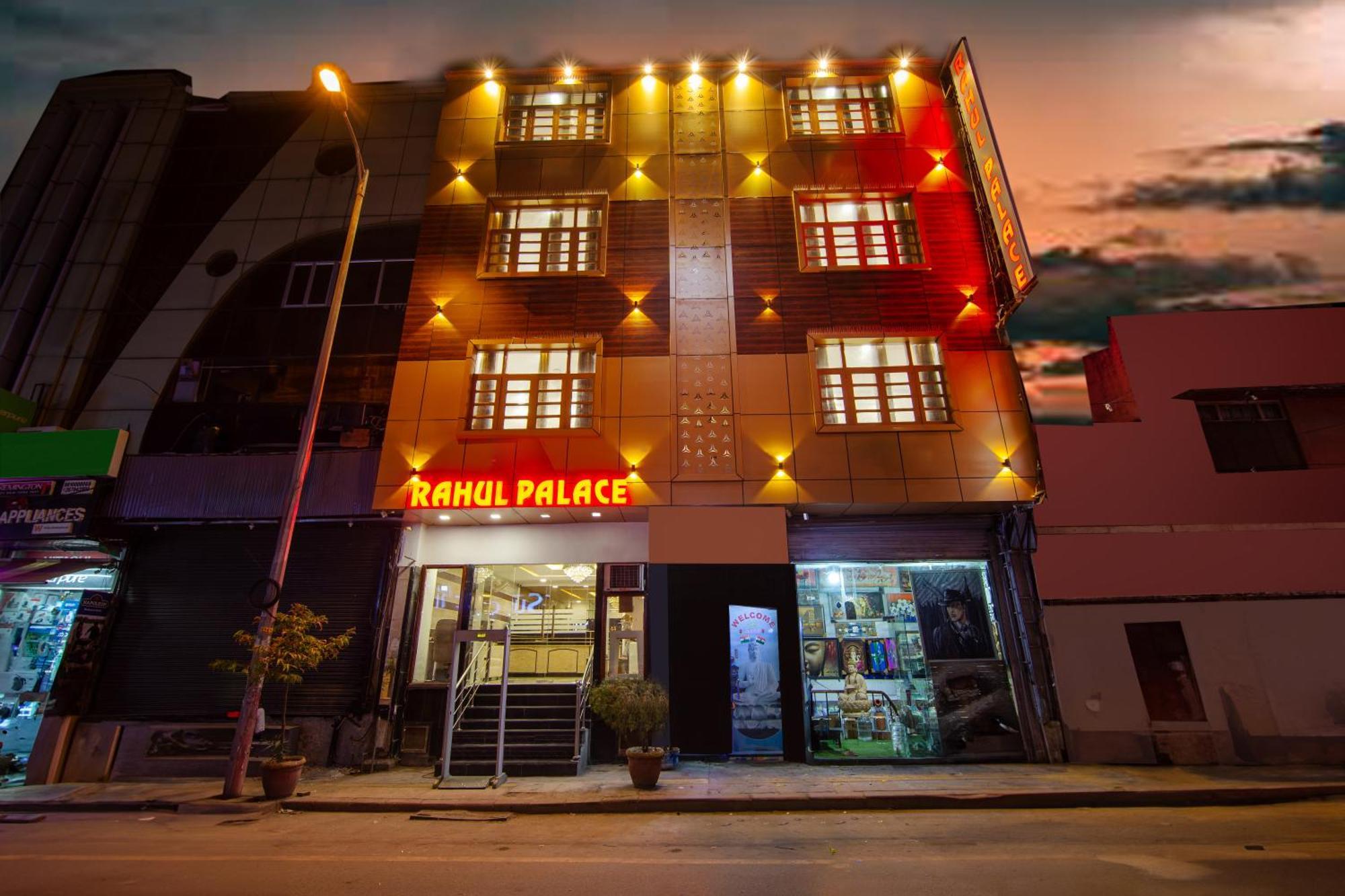 Rahul Palace By Golden Tree Near Metro Station And Ajmal Khan Market New Delhi Buitenkant foto