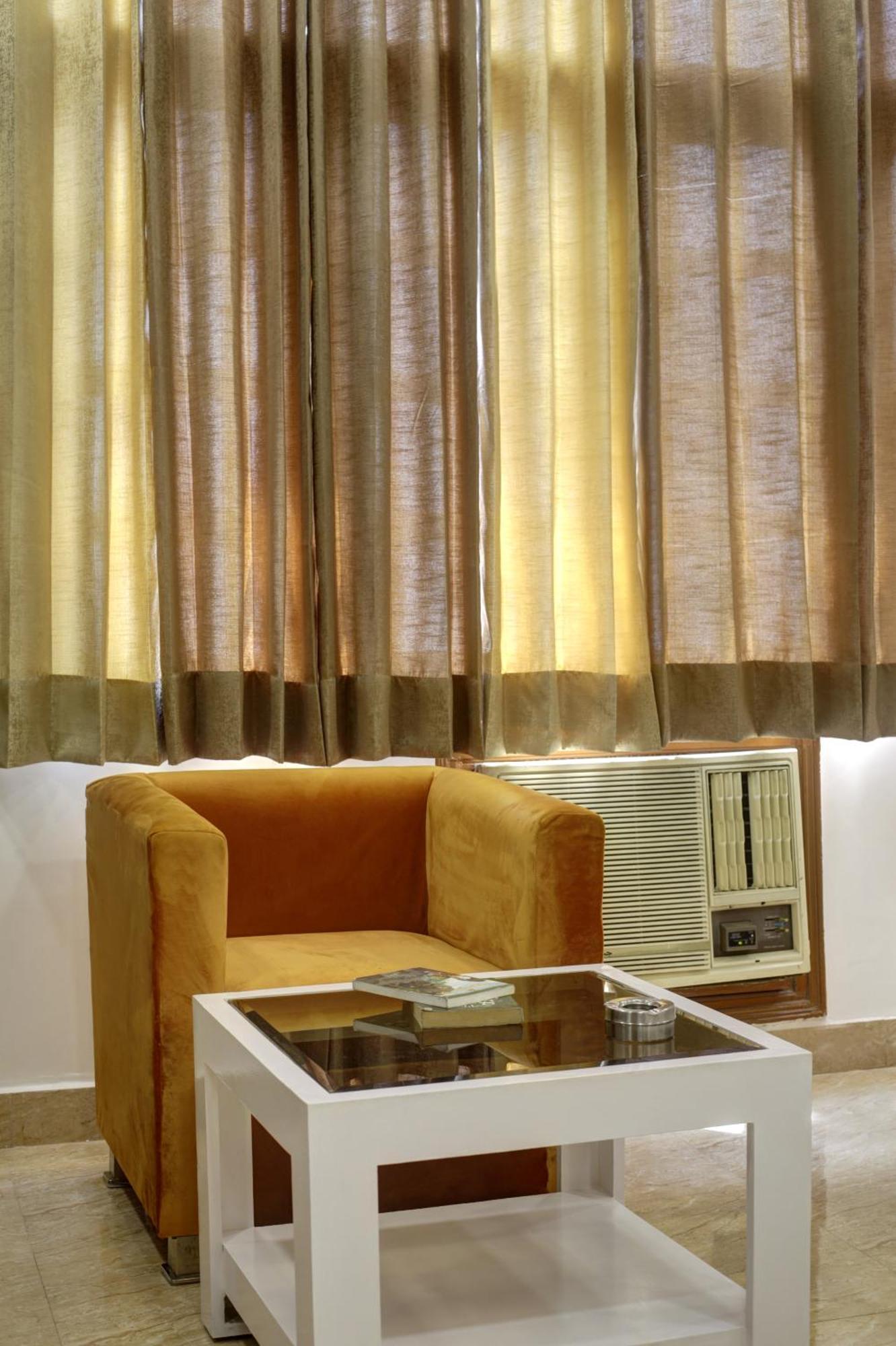 Rahul Palace By Golden Tree Near Metro Station And Ajmal Khan Market New Delhi Buitenkant foto