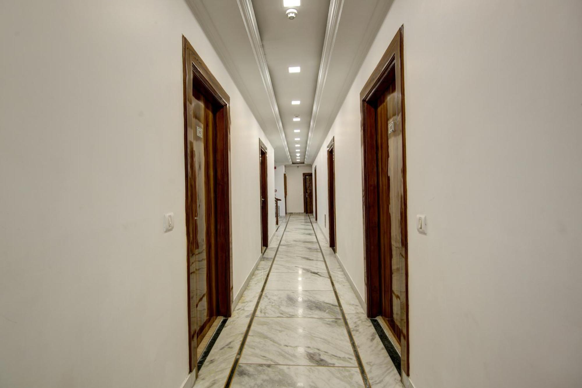 Rahul Palace By Golden Tree Near Metro Station And Ajmal Khan Market New Delhi Buitenkant foto