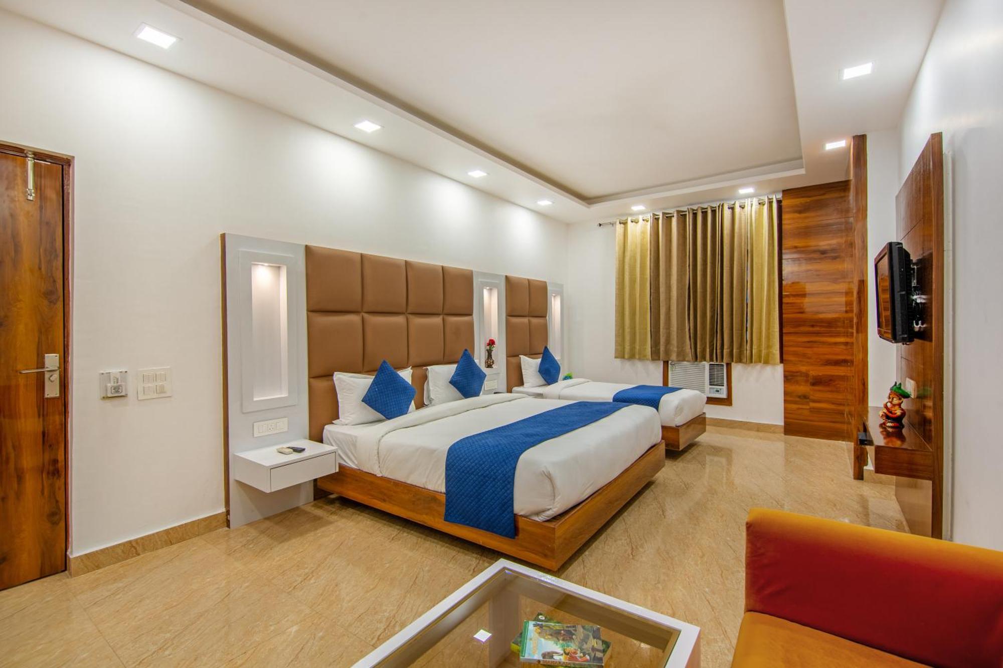 Rahul Palace By Golden Tree Near Metro Station And Ajmal Khan Market New Delhi Buitenkant foto