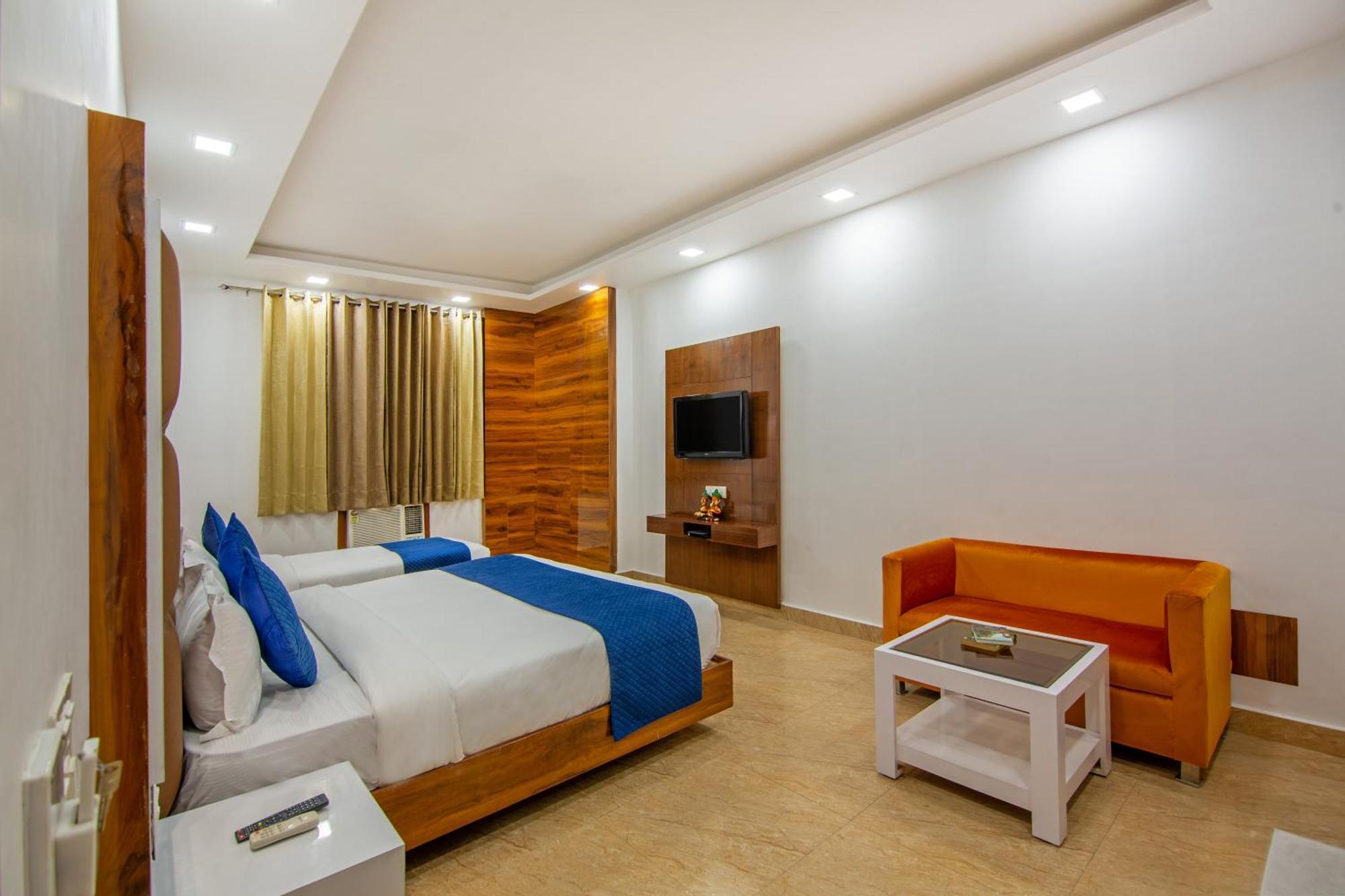 Rahul Palace By Golden Tree Near Metro Station And Ajmal Khan Market New Delhi Buitenkant foto