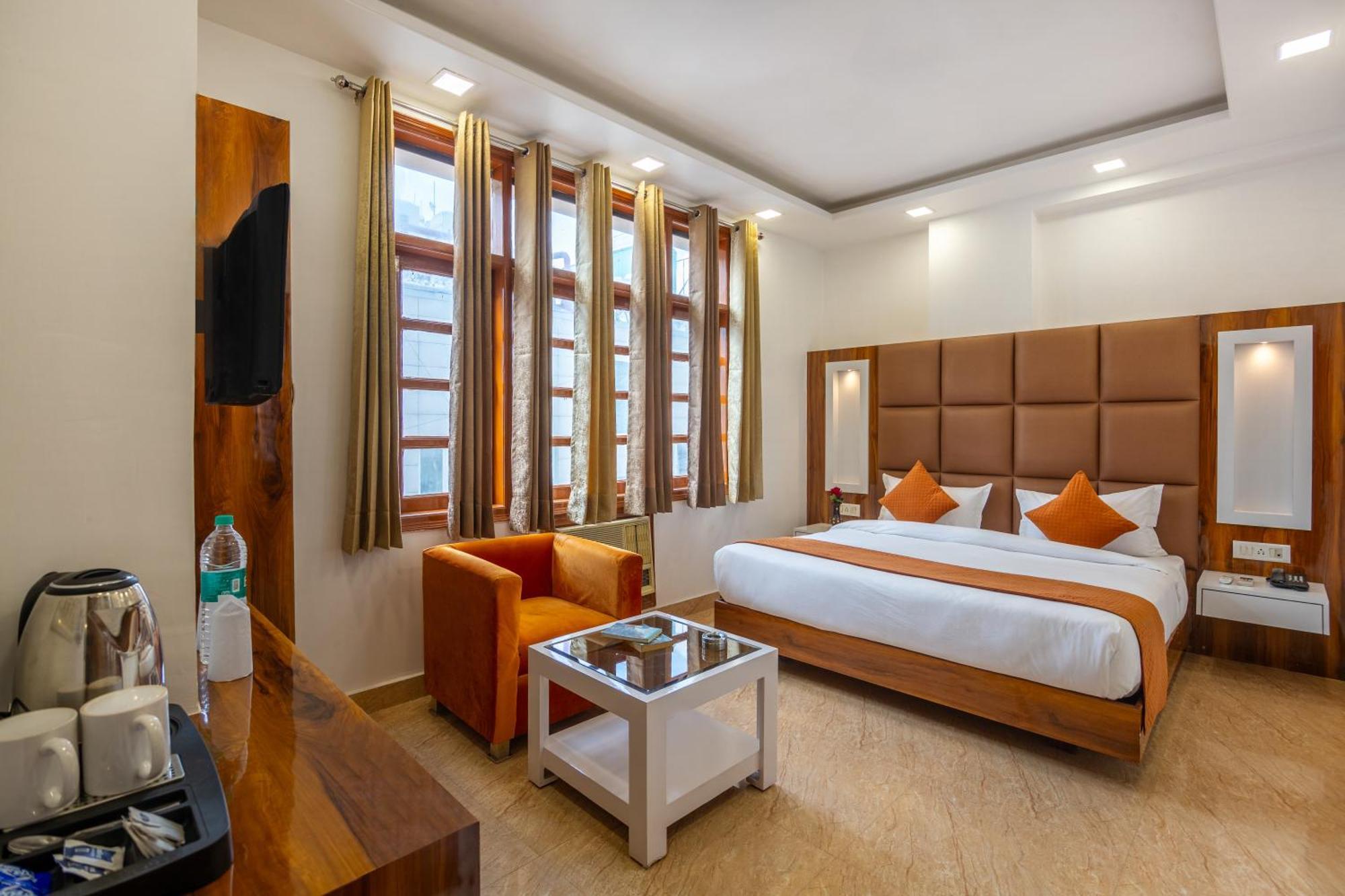 Rahul Palace By Golden Tree Near Metro Station And Ajmal Khan Market New Delhi Buitenkant foto