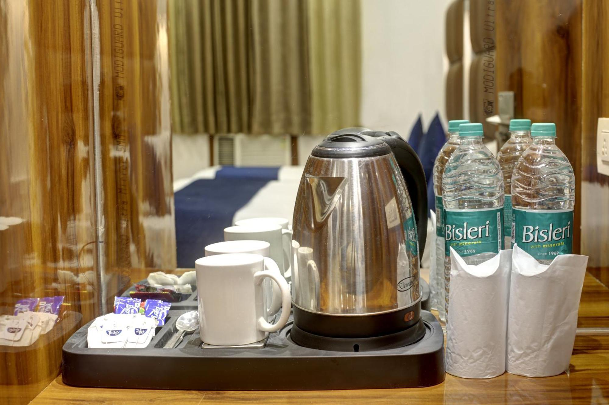 Rahul Palace By Golden Tree Near Metro Station And Ajmal Khan Market New Delhi Buitenkant foto