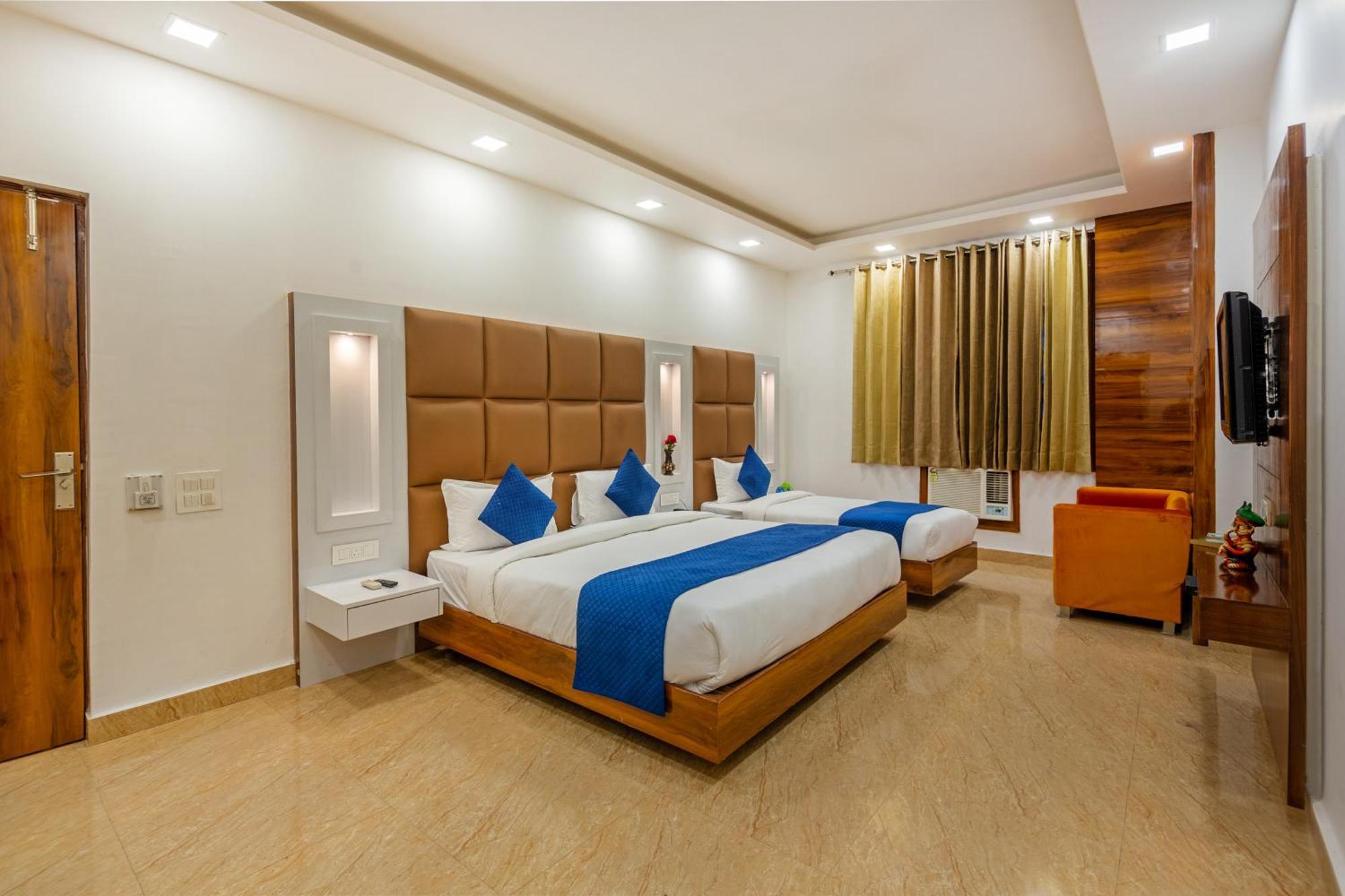 Rahul Palace By Golden Tree Near Metro Station And Ajmal Khan Market New Delhi Buitenkant foto