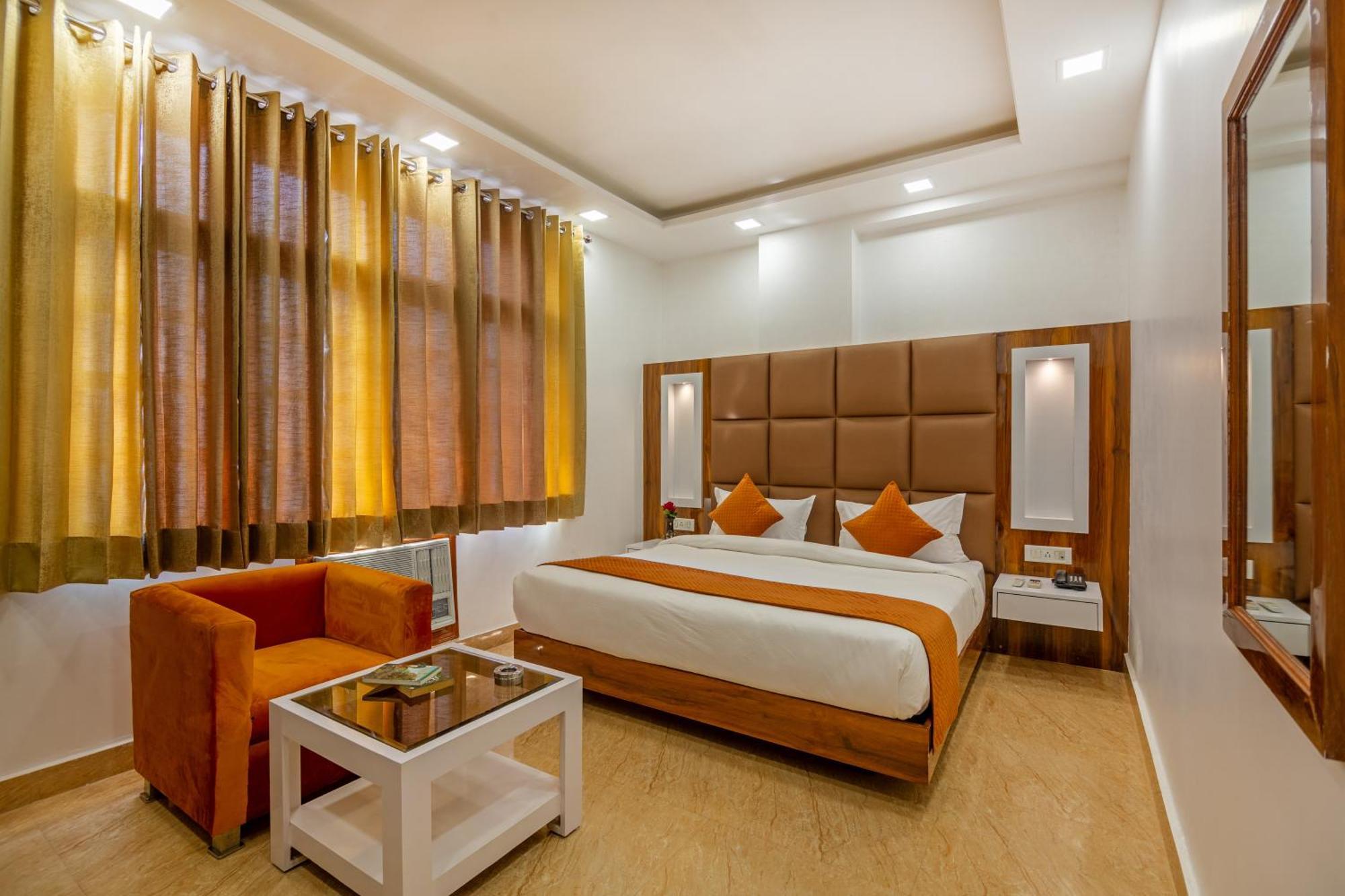 Rahul Palace By Golden Tree Near Metro Station And Ajmal Khan Market New Delhi Buitenkant foto