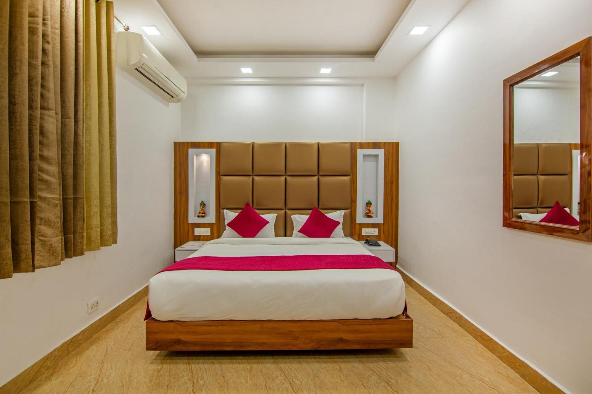 Rahul Palace By Golden Tree Near Metro Station And Ajmal Khan Market New Delhi Buitenkant foto