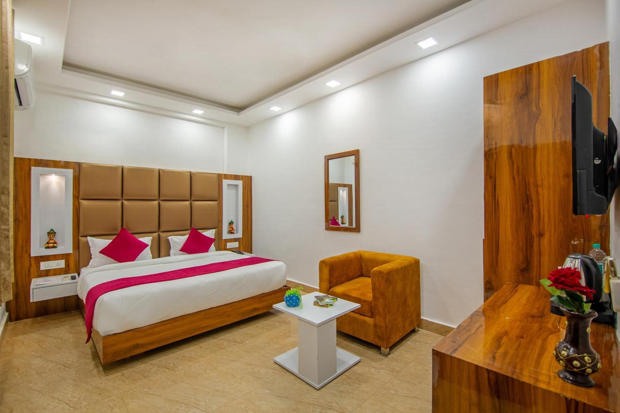 Rahul Palace By Golden Tree Near Metro Station And Ajmal Khan Market New Delhi Buitenkant foto