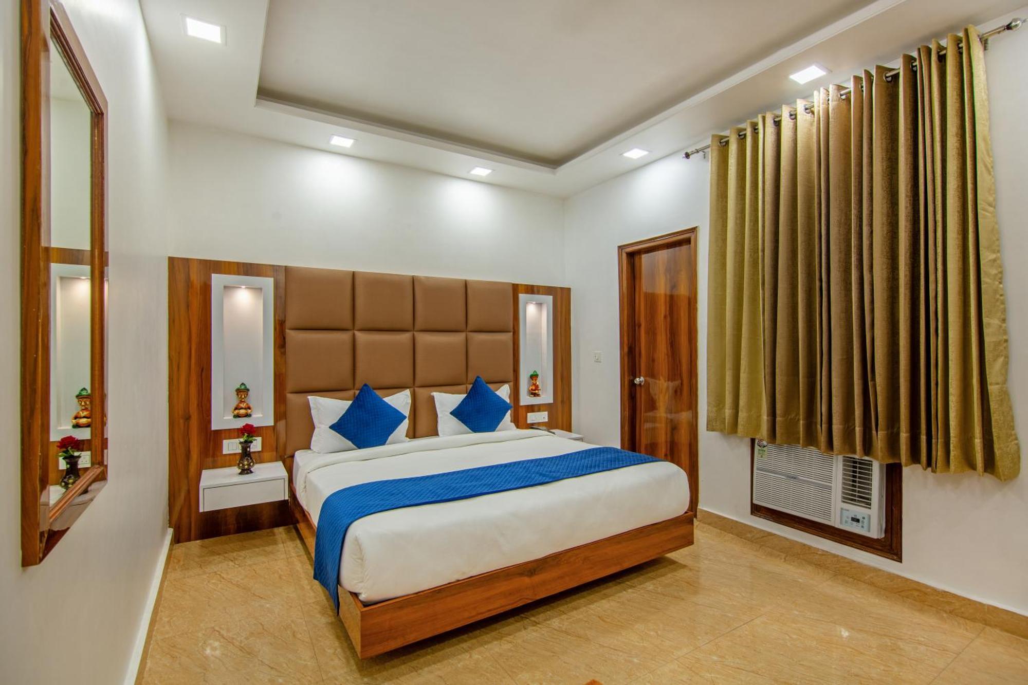 Rahul Palace By Golden Tree Near Metro Station And Ajmal Khan Market New Delhi Buitenkant foto