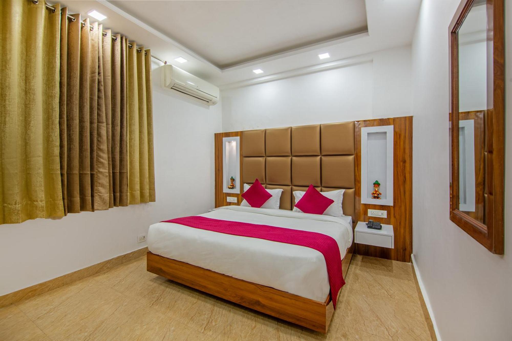 Rahul Palace By Golden Tree Near Metro Station And Ajmal Khan Market New Delhi Buitenkant foto