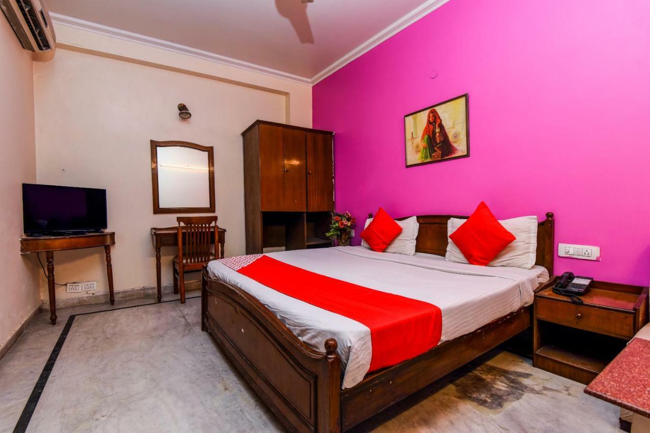 Rahul Palace By Golden Tree Near Metro Station And Ajmal Khan Market New Delhi Buitenkant foto