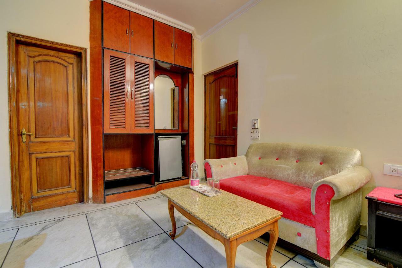 Rahul Palace By Golden Tree Near Metro Station And Ajmal Khan Market New Delhi Buitenkant foto