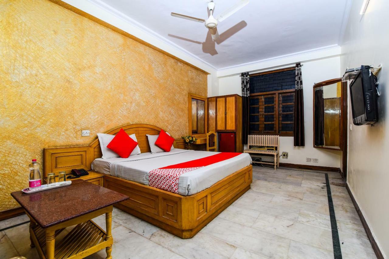 Rahul Palace By Golden Tree Near Metro Station And Ajmal Khan Market New Delhi Buitenkant foto