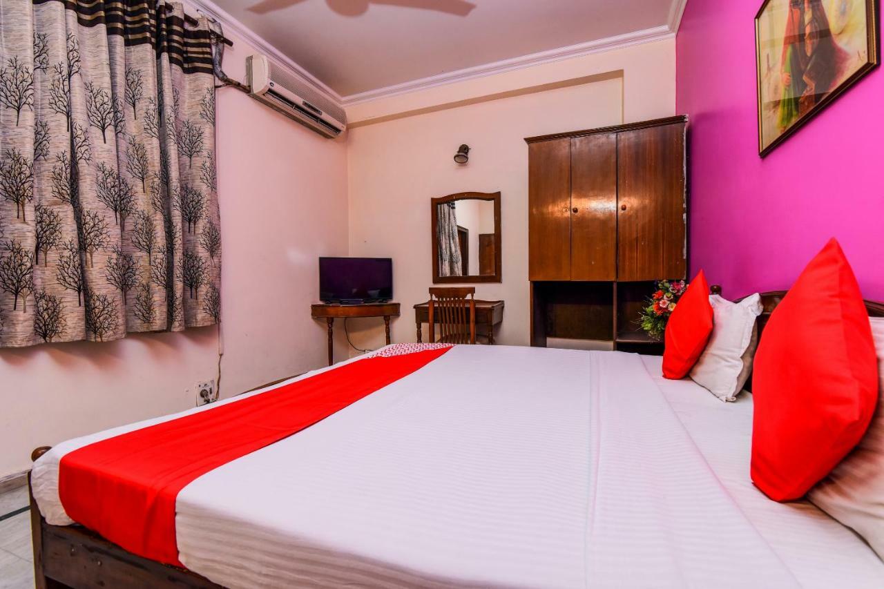 Rahul Palace By Golden Tree Near Metro Station And Ajmal Khan Market New Delhi Buitenkant foto