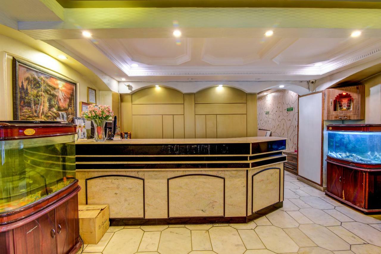 Rahul Palace By Golden Tree Near Metro Station And Ajmal Khan Market New Delhi Buitenkant foto