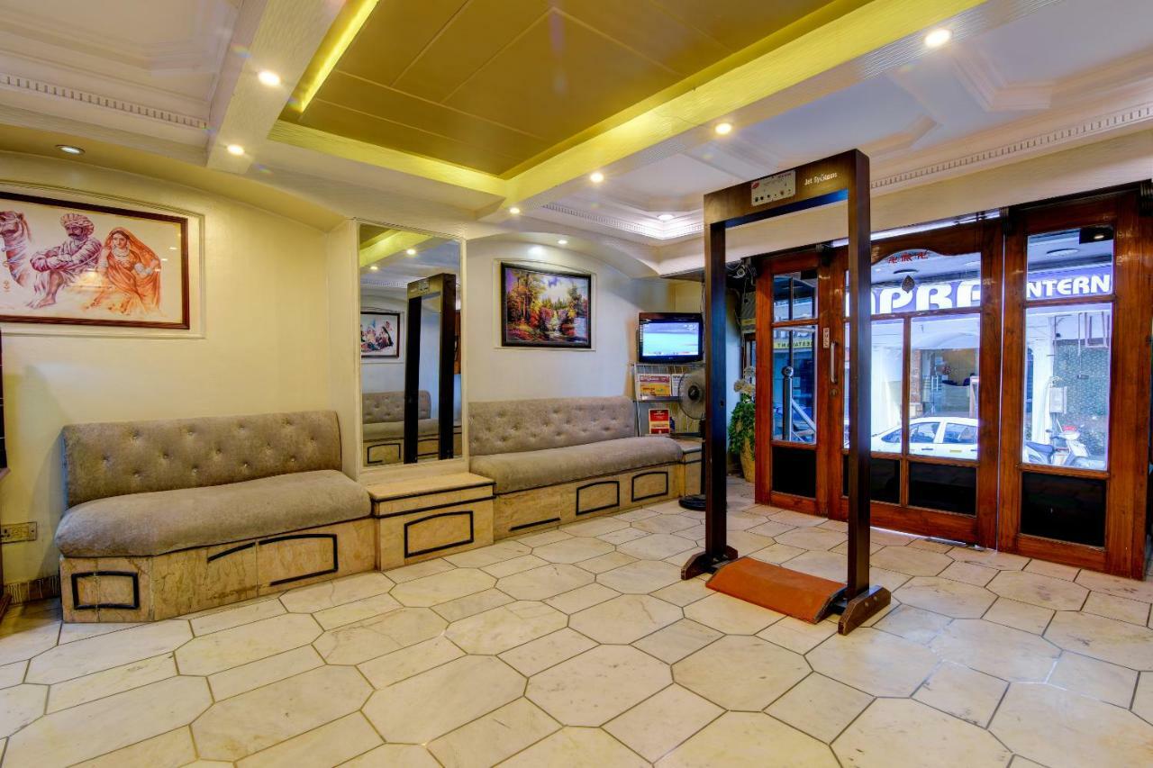 Rahul Palace By Golden Tree Near Metro Station And Ajmal Khan Market New Delhi Buitenkant foto