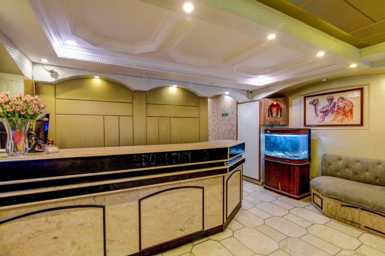 Rahul Palace By Golden Tree Near Metro Station And Ajmal Khan Market New Delhi Buitenkant foto