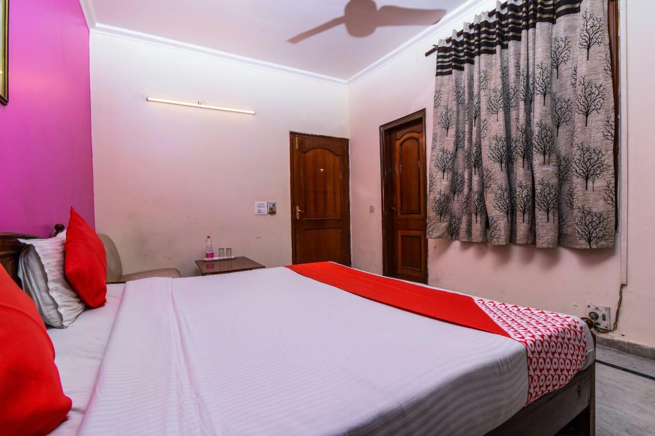 Rahul Palace By Golden Tree Near Metro Station And Ajmal Khan Market New Delhi Buitenkant foto
