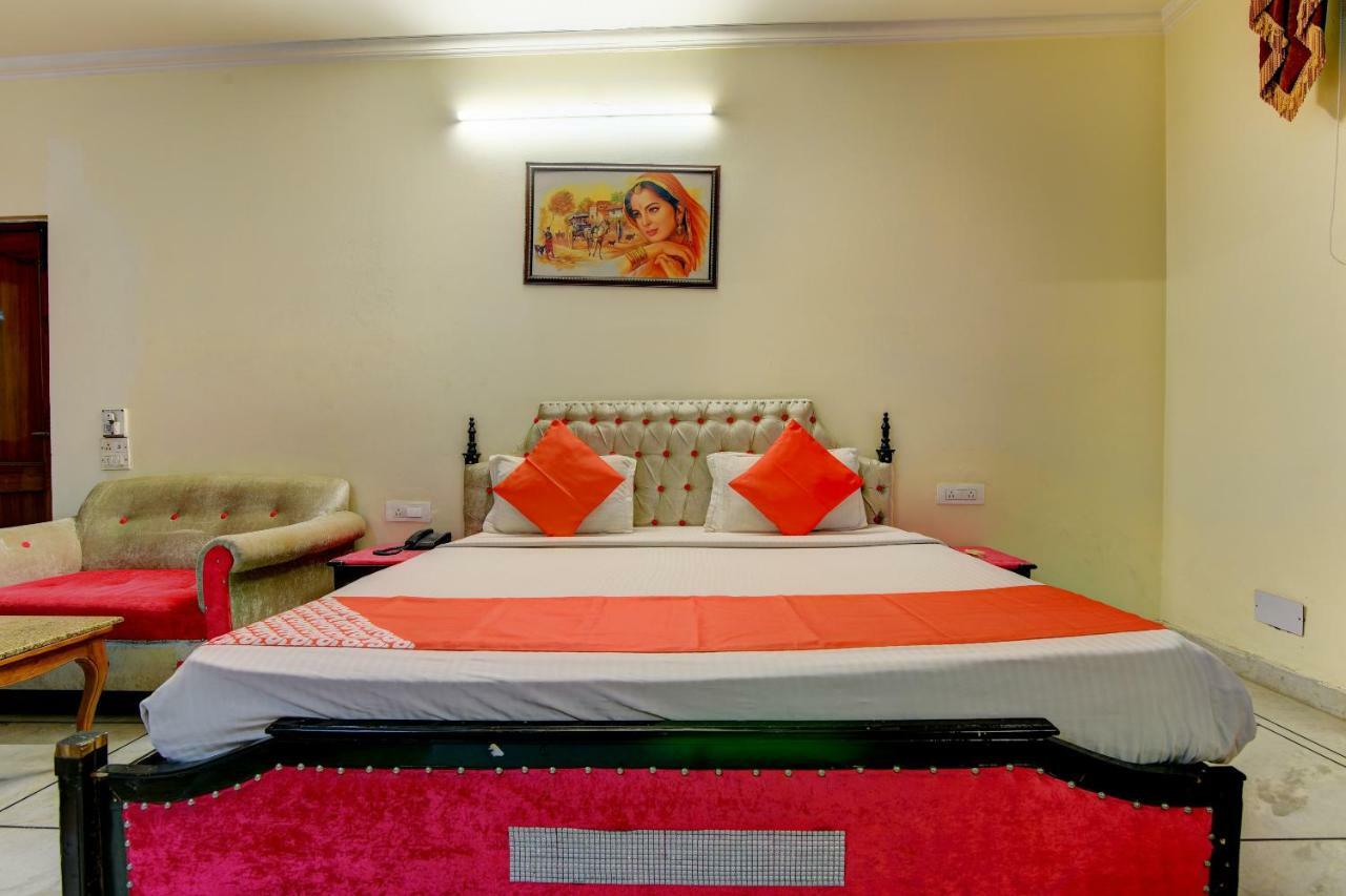 Rahul Palace By Golden Tree Near Metro Station And Ajmal Khan Market New Delhi Buitenkant foto