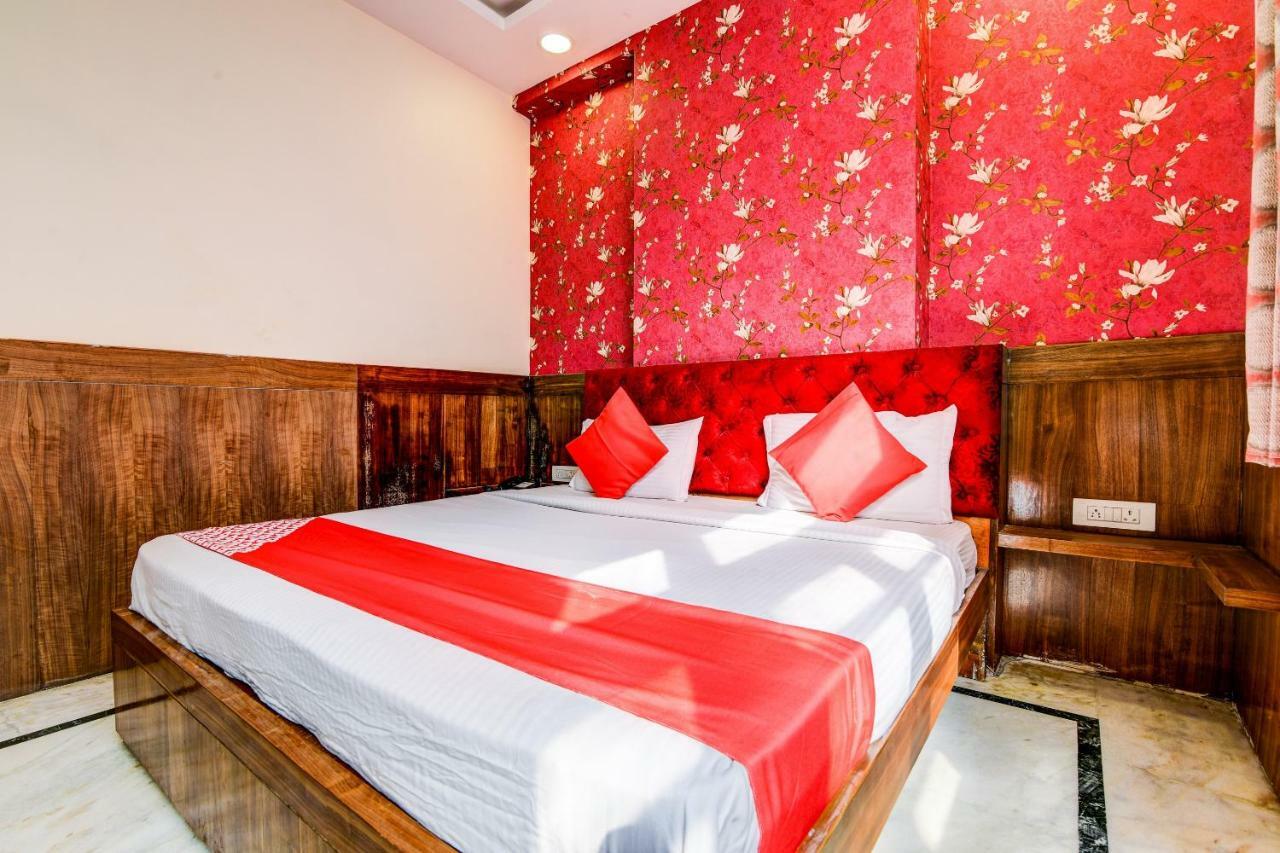 Rahul Palace By Golden Tree Near Metro Station And Ajmal Khan Market New Delhi Buitenkant foto