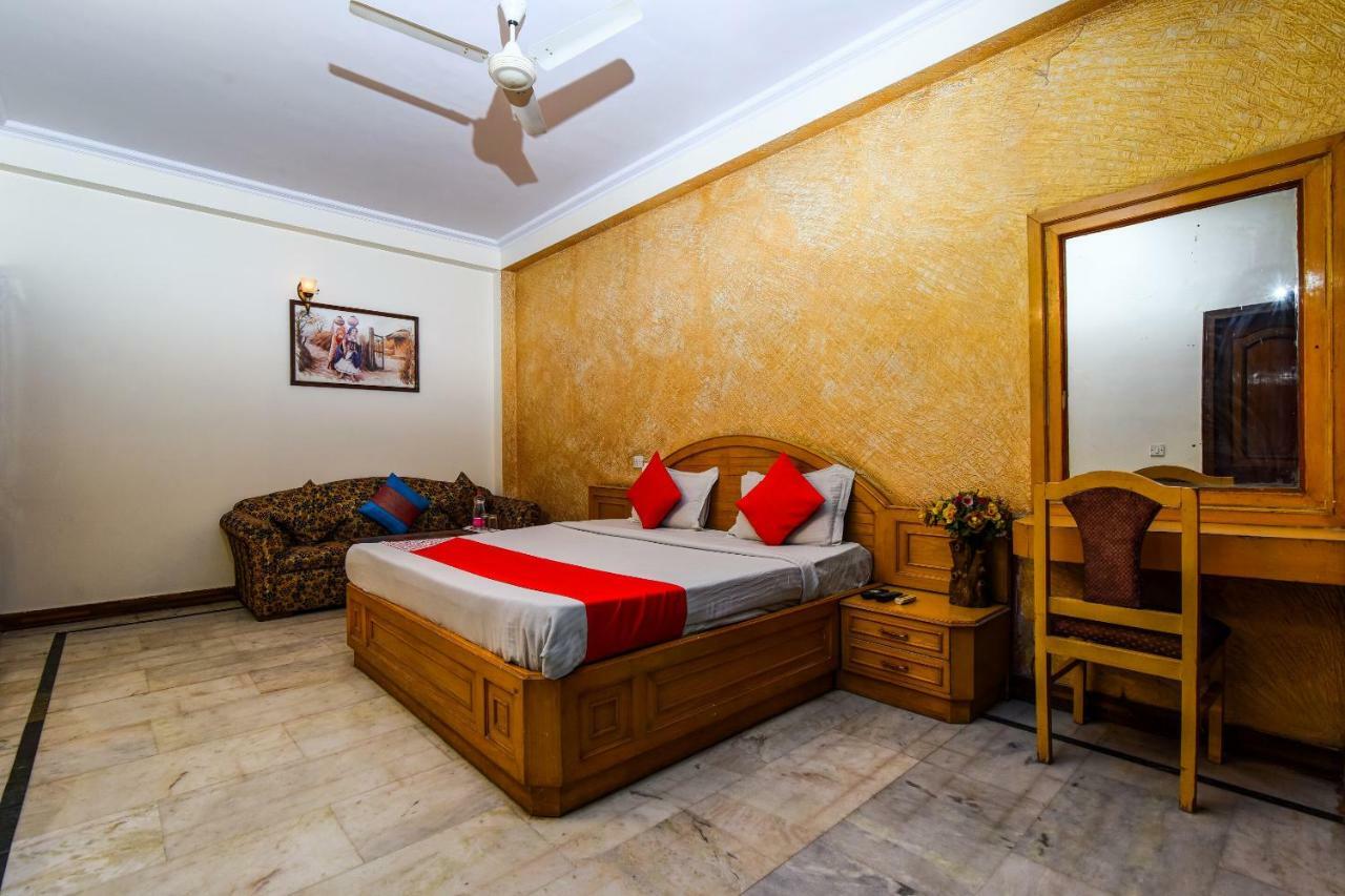 Rahul Palace By Golden Tree Near Metro Station And Ajmal Khan Market New Delhi Buitenkant foto