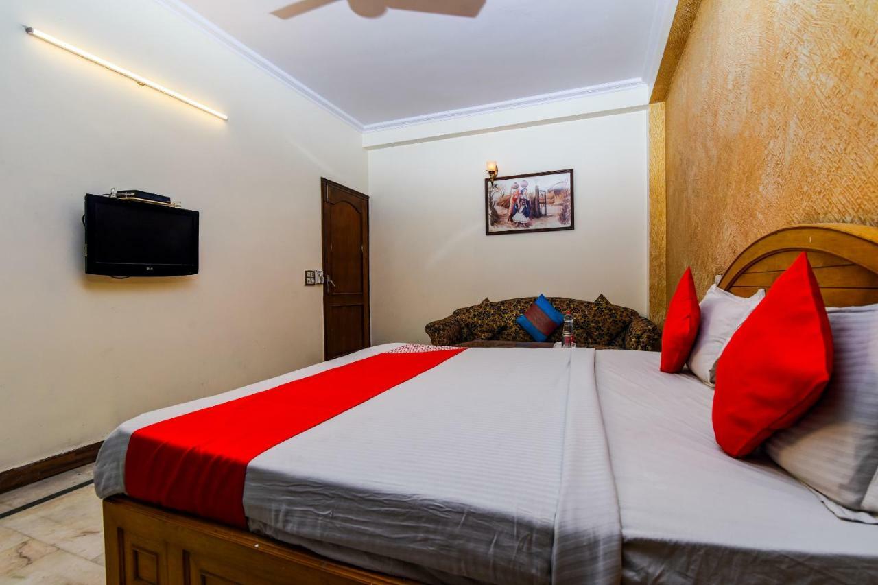 Rahul Palace By Golden Tree Near Metro Station And Ajmal Khan Market New Delhi Buitenkant foto