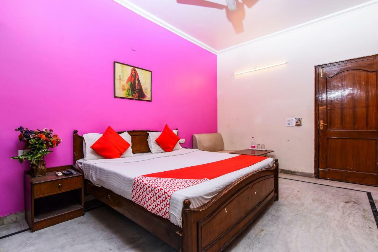 Rahul Palace By Golden Tree Near Metro Station And Ajmal Khan Market New Delhi Buitenkant foto