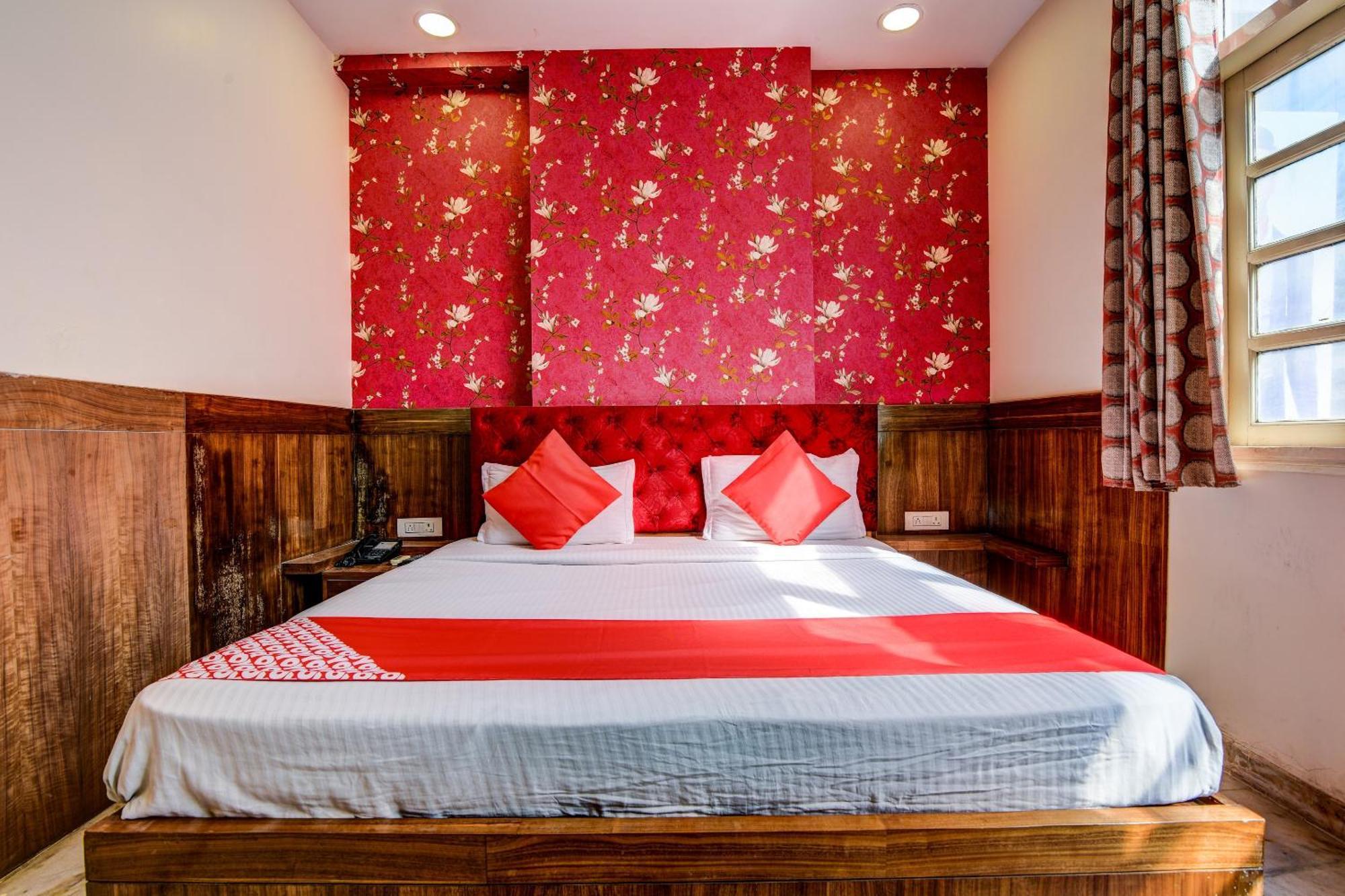 Rahul Palace By Golden Tree Near Metro Station And Ajmal Khan Market New Delhi Buitenkant foto