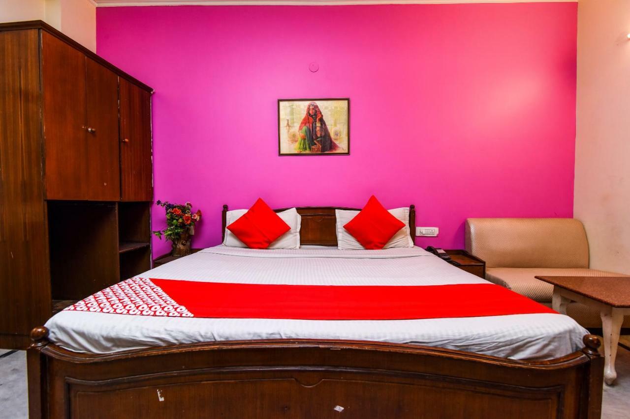 Rahul Palace By Golden Tree Near Metro Station And Ajmal Khan Market New Delhi Buitenkant foto