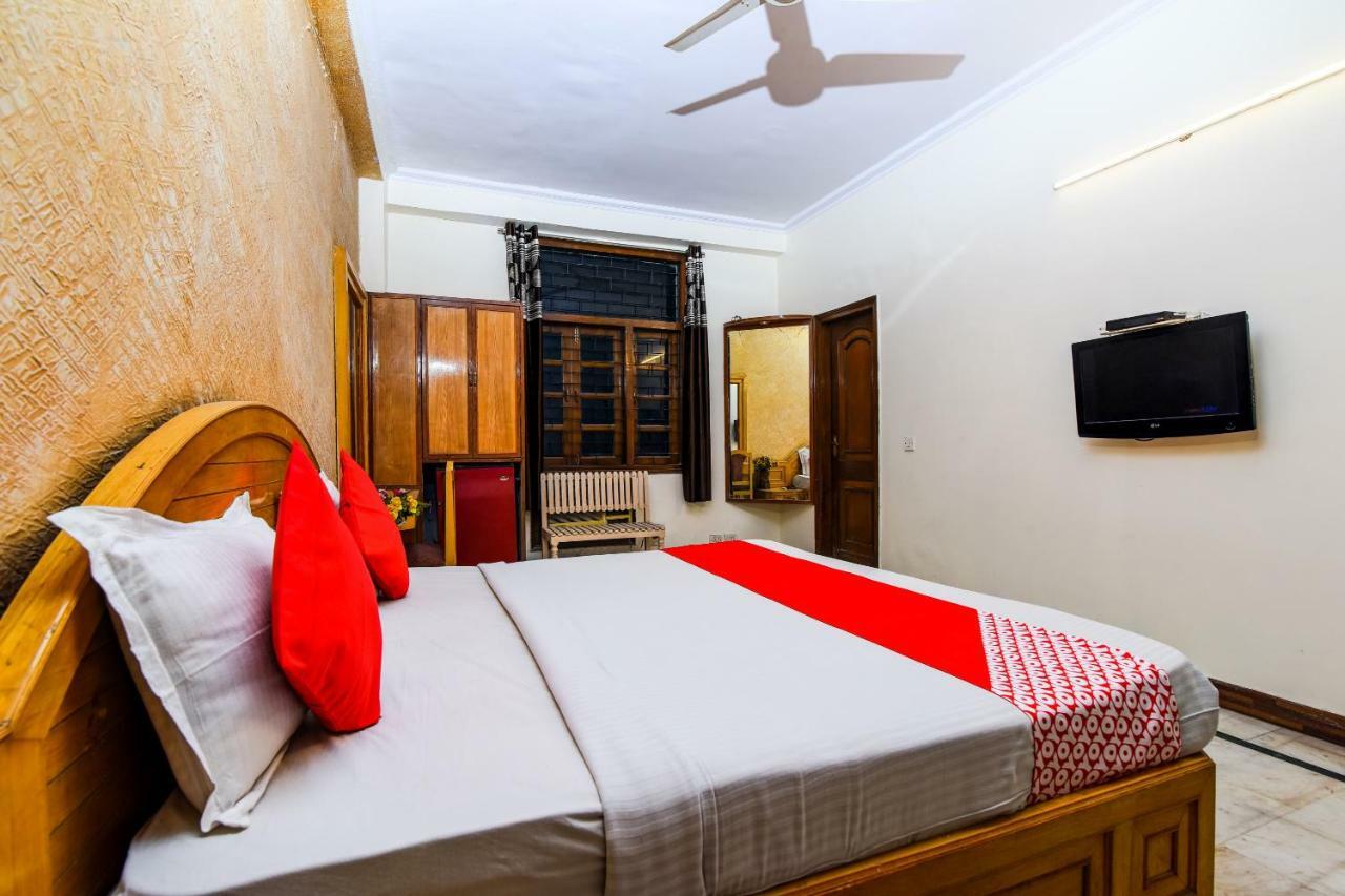 Rahul Palace By Golden Tree Near Metro Station And Ajmal Khan Market New Delhi Buitenkant foto
