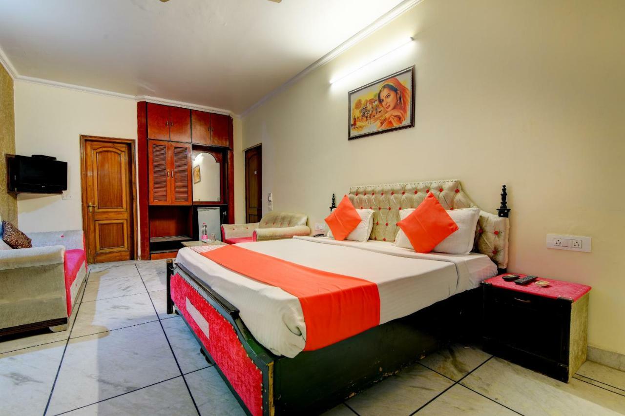 Rahul Palace By Golden Tree Near Metro Station And Ajmal Khan Market New Delhi Buitenkant foto